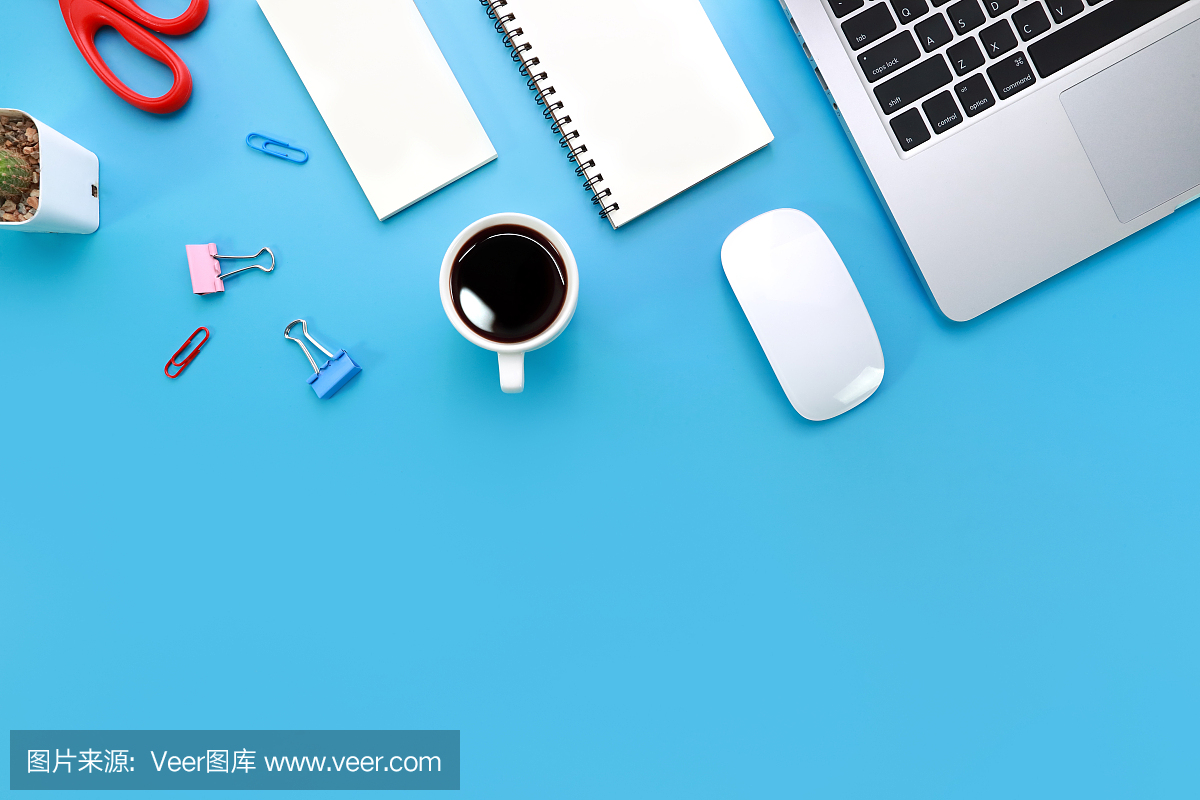 顶视图蓝色蜡笔办公桌与电脑,办公用品,手机,和黑咖啡杯